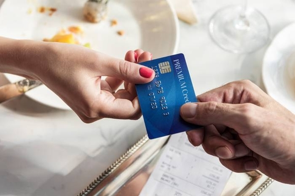 HOY / 150 restaurantes no temen a Sedeco: sábado y domingo no aceptarán tarjetas