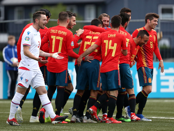 España se acomoda en la cima del grupo F