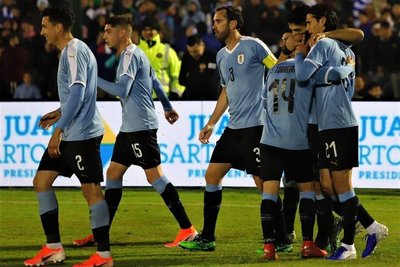 Uruguay se despide de su gente goleando a Panamá