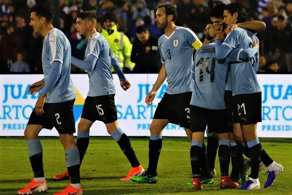 Uruguay se despide de su gente goleando a Panamá
