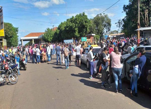 Mototaxistas y paseros cerraron paso fronterizo