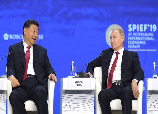 En foro económico, Xi y Putin critican el dominio de EEUU
