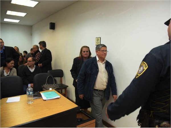 Sacerdote acusado de acoso dice que es perseguido por feministas