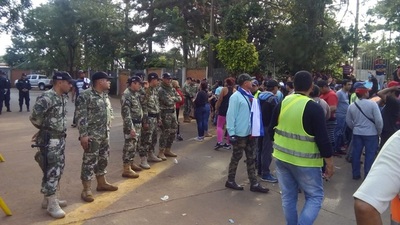 Prohíben ingreso de mototaxis y encarnacenos se manifiestan - ADN Paraguayo
