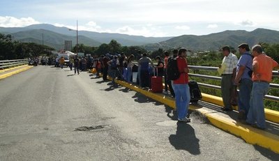 Principales pasos fronterizos entre Colombia y Venezuela reabren a peatones | .::Agencia IP::.