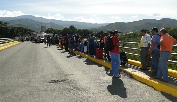 Principales pasos fronterizos entre Colombia y Venezuela reabren a peatones | .::Agencia IP::.