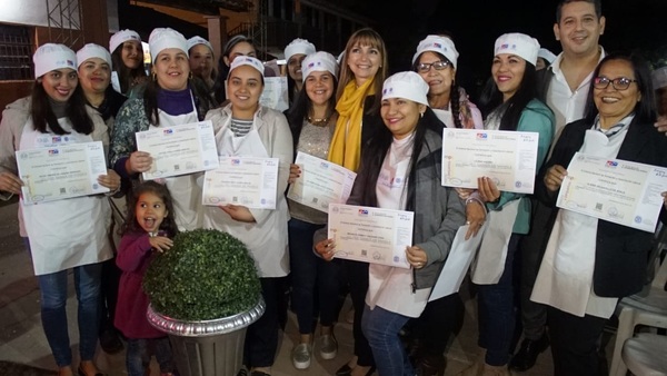 Egresados de gastronomía de Sinafocal recibieron kits de cocina y repostería - ADN Paraguayo