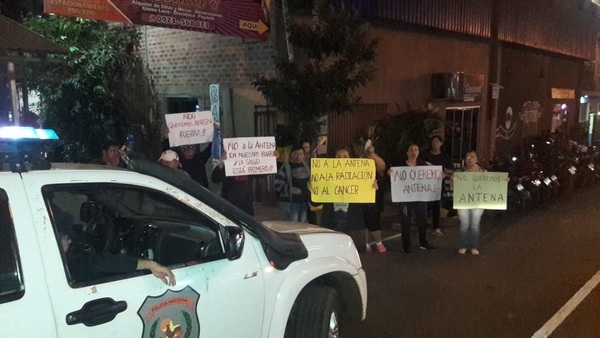 Ruidosa manifestación de vecinos contra la instalación de una antena - ADN Paraguayo