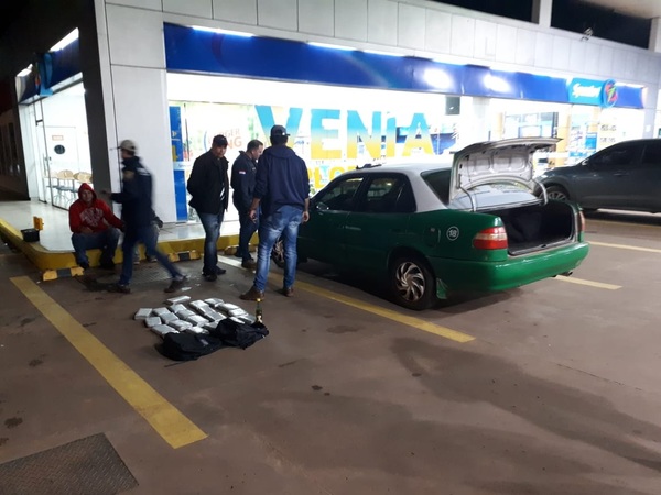 Taxista y un adolescente transportaban marihuana - ADN Paraguayo