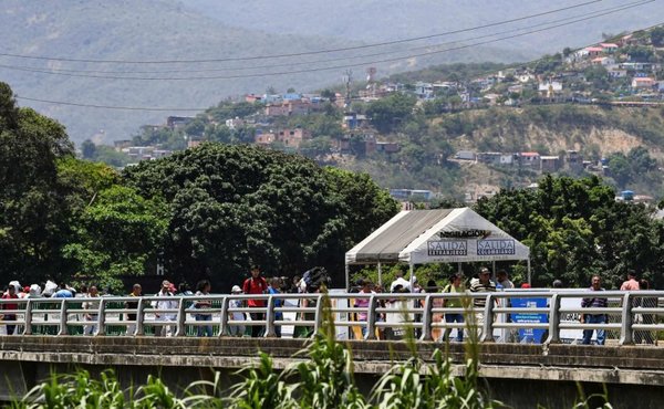 Pasos fronterizos entre Colombia y Venezuela reabren a peatones - Internacionales - ABC Color
