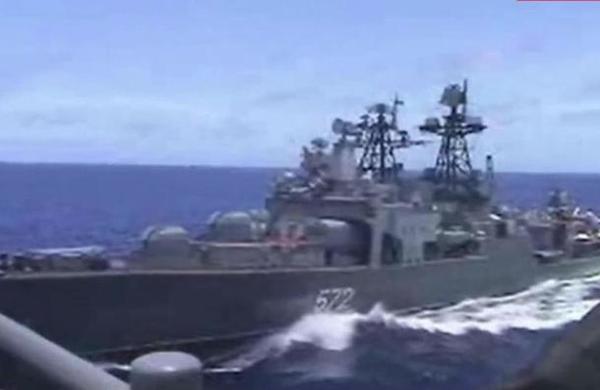 Buques de guerra de Rusia y Estados Unidos a punto de estrellarse en el Pacífico - C9N