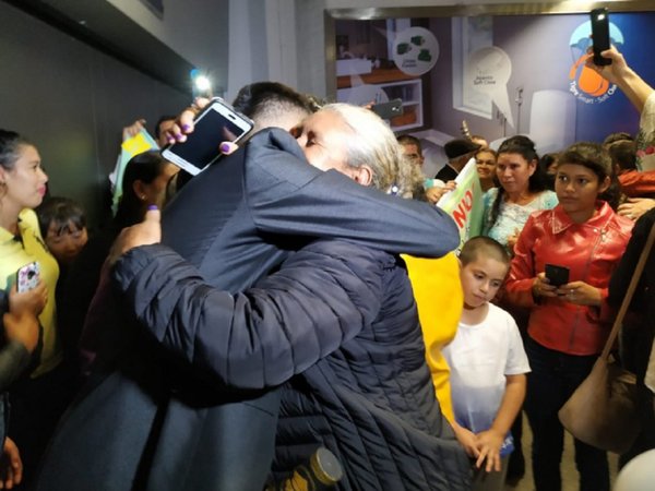 Estudiantes retornan al país tras ser repatriados desde Venezuela