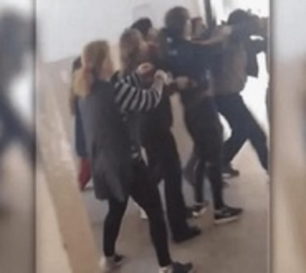 Mamás atacan a docente que manoseaba a sus hijas - Paraguay.com