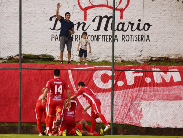 Fernando de la Mora acabó con el invicto del 12 de Octubre