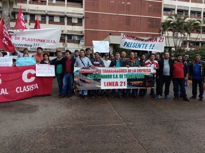 Asegurados exigieron salida del presidente Armando Rodríguez