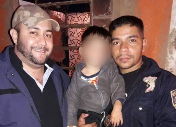 Policías “apadrinarán” al niño sobreviviente
