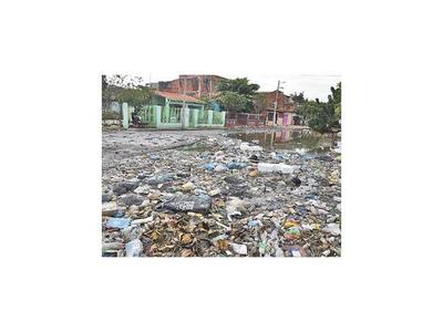 Cede crecida dejando áreas contaminadas