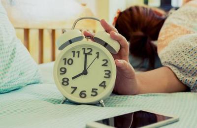 Estudio señala que a las personas más inteligentes les cuesta levantarse temprano - C9N