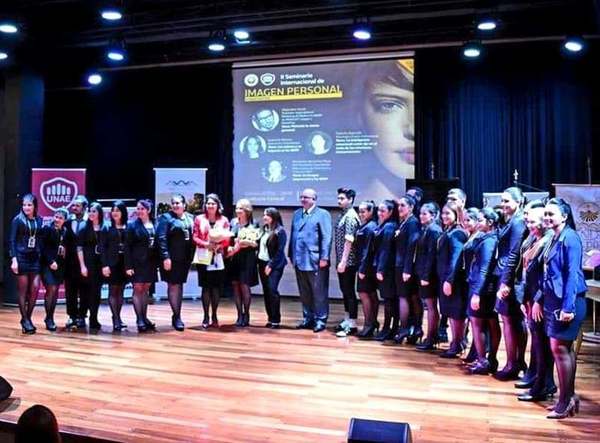 SEMINARIO SOBRE IMAGEN PERSONAL OFRECIDO POR ESTUDIANTES DE RELACIONES PÚBLICAS