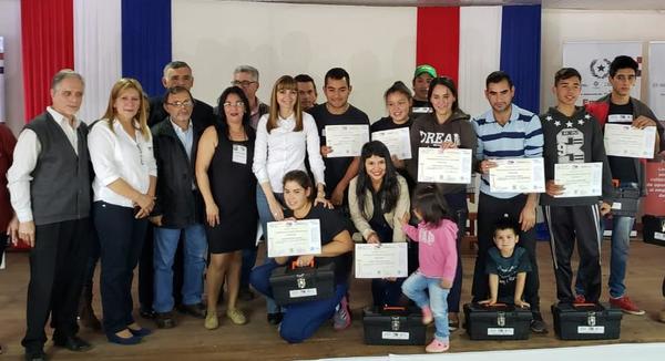Ministerio del Trabajo entregó herramientas para emprededores egresados de los cursos gratuitos | .::Agencia IP::.