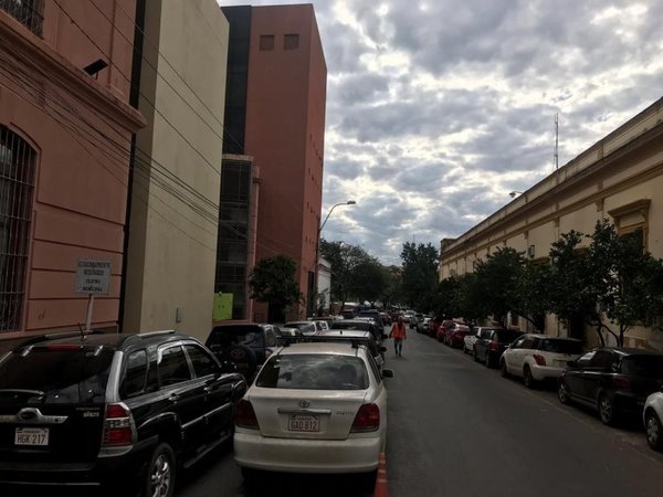Doble fila al costado de la Comandancia - Cronicas Ciudadanas - ABC Color