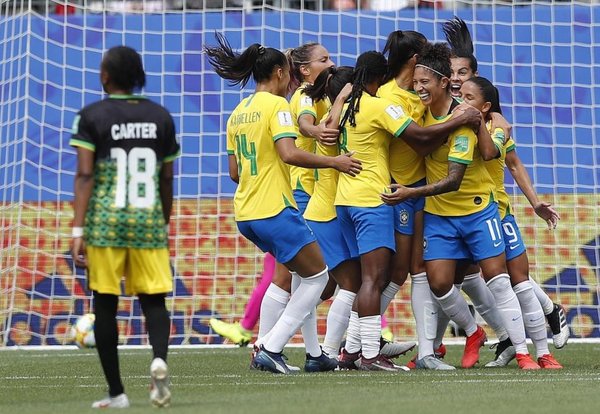 Triplete de Cristiane en debut brasileño - Deportes - ABC Color