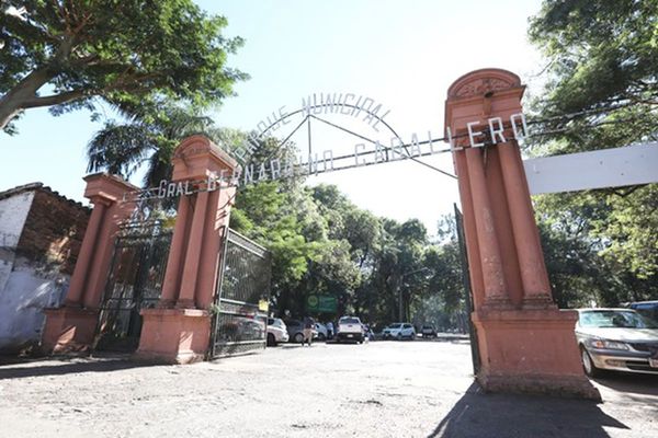 Planean construir senderos y bancos para revitalización del Parque Caballero