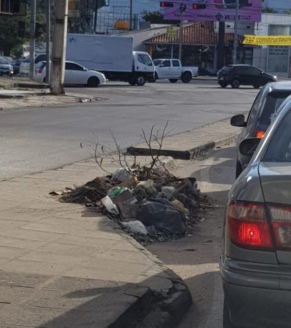 Basuras ocupan un carril - Nacionales - ABC Color