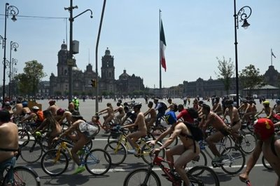 Ciclistas desnudos toman México D.F. para concienciar por el uso del automóvil » Ñanduti