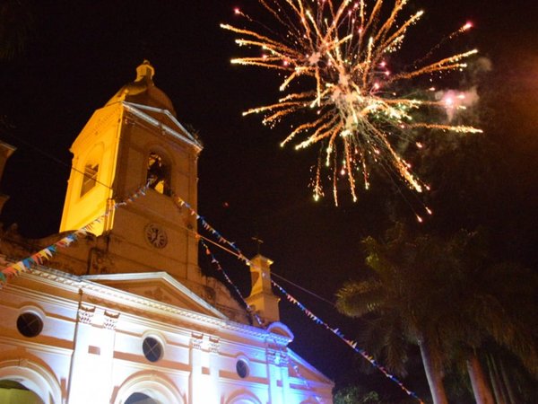 Villarrica celebra su fiesta patronal con procesión y fuegos artificiales