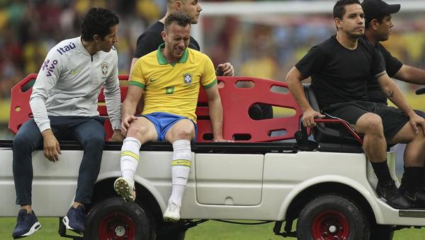 Arthur se retiró lesionado del Brasil-Honduras y la preocupación crece