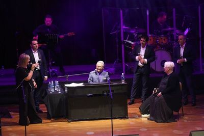 Humor, romance y fiesta: Manzanero y Mocedades