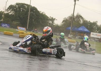 Show del karting en la pista mojada
