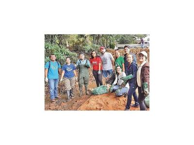 Extraen más de 700 kilos de basura de arroyo en Ñemby