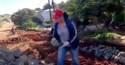 Doña se gana pan de cada día haciendo empedrados