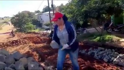 DOÑA SE GANA PAN DE CADA DÍA HACIENDO EMPEDRADOS