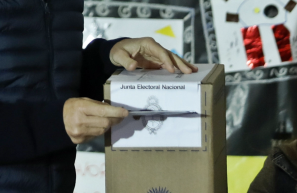 Gobernadores de cuatro provincias argentinas son reelegidos en las urnas - Radio 1000 AM