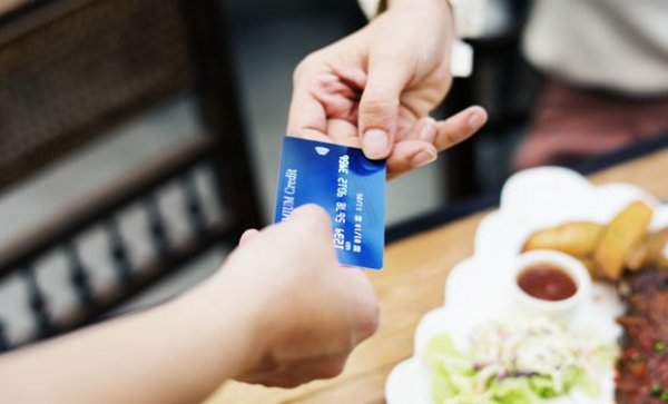 SEDECO anuncia sumarios y multas para restaurantes que rechazaron tarjetas