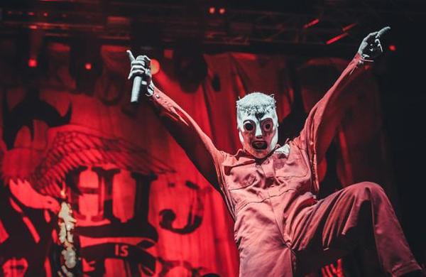 Estudio asegura que escuchar música metal al conducir es peligroso - C9N