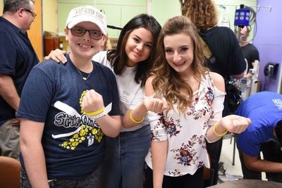 Selena Gomez sorprendió a los pacientes de un hospital de niños con una visita