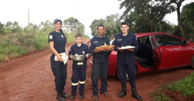 Venden empanadas para seguir su misión