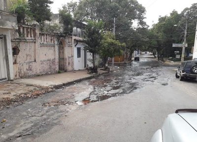 Caño roto empeora precario asfalto - Cronicas Ciudadanas - ABC Color