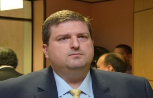 Piden retiro de pedido de expulsión de Patrick Kemper - ADN Paraguayo