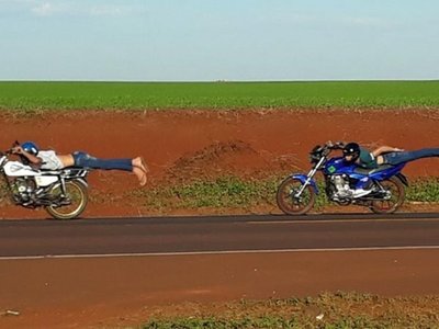 Jóvenes desafían a la muerte sobre motos