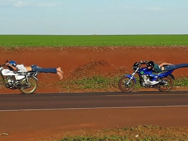 Jóvenes desafían a la muerte sobre motos