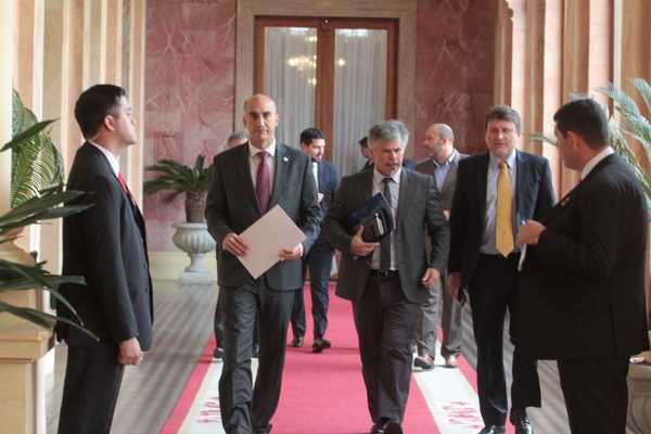 Gobierno se plantea otorgar licencias para la producción e industrialización del cannabis | .::Agencia IP::.