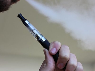 Buscan prohibir venta de vapeadores a menores de edad
