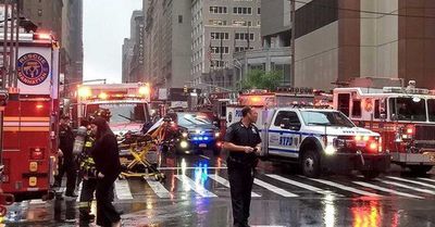 Helicóptero se estrella contra edificio en Nueva York