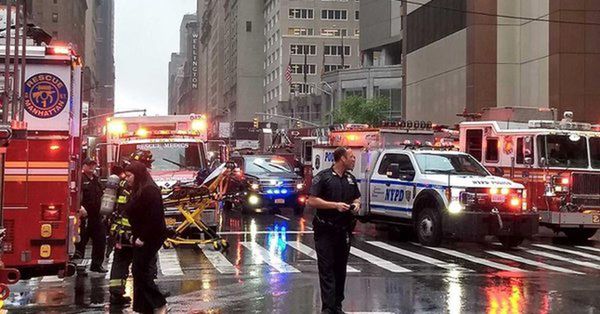 Helicóptero se estrella contra edificio en Nueva York
