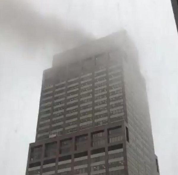 Helicóptero se estrella contra un edificio de 54 pisos en Nueva York » Ñanduti